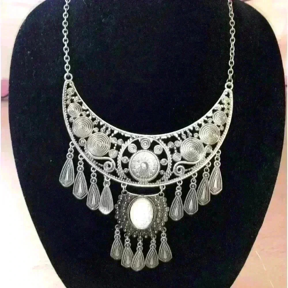 Vintage Egyptian style necklace in aging silver-tone - Picture 2 of 3